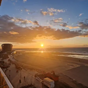 Aan Zeedijk: Frontaal Zeezicht Op Toplocatie! Appartement Middelkerke